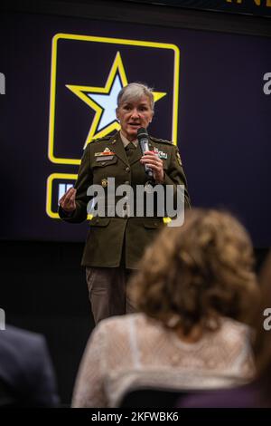 LTG Laura A. Potter, chef de cabinet adjoint, G-2 ; M. Alexander Miller, HQDA G-2 Conseiller principal pour S&T ; M. Mark C. Luz, PEO, IEW&S ; M. Michael C. Monteleone III, APNT/S, Directeur, parle aux membres de l'auditoire de la détection profonde et de la périphérie à la Convention AUSA de 2022 sur le 10 octobre 2022, à Washington, D.C. Banque D'Images