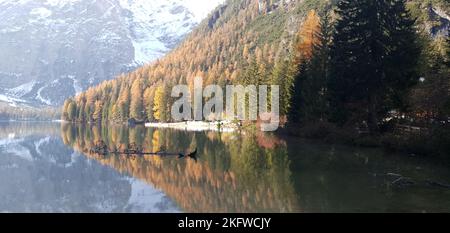 Le lac Braies en automne après la première chute de neige Banque D'Images