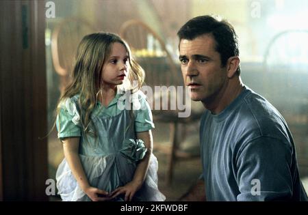 ABIGAIL BRESLIN, Mel Gibson, signes, 2002 Banque D'Images