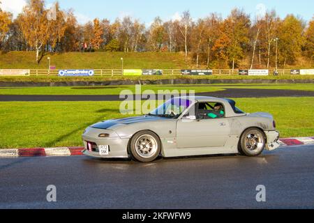 1997 90s années 90 gris MAZDA MX5 CLASSIQUE manuelle à 1840CC 5 vitesses; virages à grande vitesse sur routes humides lors de la journée Three Sisters Drift Day à Wigan, au Royaume-Uni Banque D'Images