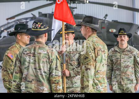 Les soldats américains affectés à la troupe Bravo, 3rd escadron, 6th Cavalry Regiment, combat Aviation Brigade, 1st Armored Division (3-6 CAV) participent au passage des couleurs lors d'une cérémonie de changement de commandement à Lielvārde (Lettonie), le 10 octobre 2022. Le CAV de 3-6 est parmi les autres unités assignées à la Division d'infanterie de 1st, travaillant fièrement aux côtés des alliés de l'OTAN et des partenaires de sécurité régionaux pour fournir des forces crédibles au combat au V corps, le corps déployé avancé de l'Amérique en Europe. Banque D'Images