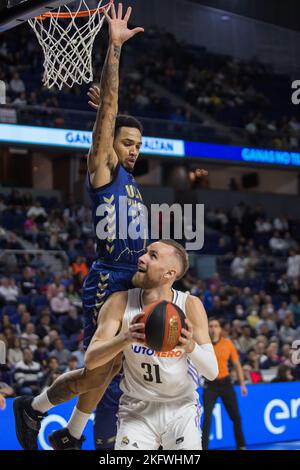 Dzanan Musa (en bas) Jordan Davis (en haut) lors de la victoire du Real Madrid sur UCAM Murcia 93 - 57 en Liga Endesa 2022/23 partie de saison régulière (jour 8) célébrée au Centre WiZink (Madrid, Espagne). 20 novembre 2022. (Photo de Juan Carlos García Mate/Pacific Press/Sipa USA) Banque D'Images