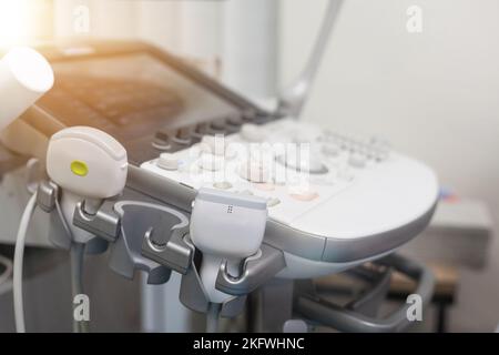 Appareil d'échographie médicale avec les sondes linéaires dans une chambre de diagnostic de l'hôpital. Équipement médical moderne, preventional médecine et soins de concept. Banque D'Images