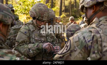 Les sapeurs affectés au 3rd Brigade Engineer Battalion, 3rd Armored Brigade combat Team, 1st Cavalry Division, dirigent les tables 1 et 2 des tables de qualification des ingénieurs. Afin de certifier les soldats et les dirigeants ainsi que de familiariser les sapeurs avec différents types d'explosifs, ces tables d'ingénieurs sont effectuées sur une gamme de démolition. Banque D'Images