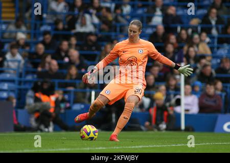 Londres, Royaume-Uni. 20th novembre 2022. Londres, 20 novembre 2022: Ann-Katrin Berger (30 Chelsea) libère le ballon pendant le match de la Super League Barclays FA Womens entre Chelsea et Tottenham Hotspur à Stamford Bridge, Londres, Angleterre. (Pedro Soares/SPP) crédit: SPP Sport presse photo. /Alamy Live News Banque D'Images