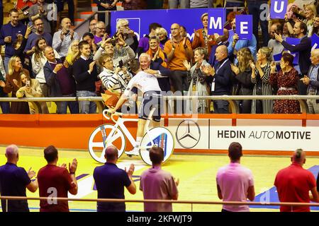 Belge Iljo Keisse et Quick-Step Alpha Vinyl CEO Patrick Lefevere photographié pendant la sixième journée de la Zesdaagse Vlaanderen-Gent course de six jours à vélo en intérieur à l'arène de vélo en intérieur 't Kuipke, dimanche 20 novembre 2022, à Gand. L'édition de cette année a lieu de 15 novembre à 20 novembre. BELGA PHOTO DAVID PINTENS Banque D'Images