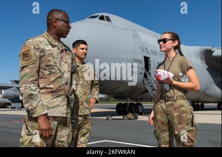 Airman 1st classe Avery Webb, à droite, 436th Escadron de maintenance d'aéronefs C-5M Chef d'équipage Super Galaxy, discute avec l'aumônier (capitaine) William Guy, à gauche, aumônier de l'aile du 436th Airlift et Tech. Sgt. Eric Feliciano, centre, 512th AW, aviateur des affaires religieuses, lors d'une visite des amis sur la ligne de vol à la base aérienne de Douvres, Delaware, 11 octobre 2022. Webb et d'autres agents de maintenance Super Galaxy ont pris un moment de pause pour prendre des boissons, des sandwiches et des en-cas de la camionnette Holy Roller car elle a fait de nombreux arrêts sur la ligne de vol. Guy est l'aumônier du groupe de génération de mission 436th qui compte plus de 2 000 mili Banque D'Images