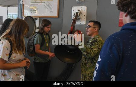 GREAT LAKES, Illinois (oct 11, 2022) – classe 1st du compagnon de Boatswain Alejandro Alarcon, en poste à l’école de génie de guerre de surface, Commandement des Grands Lacs, Expliquer la fonction d’une sonde à combustible lors d’un réapprovisionnement en mer aux cadets du corps d’instruction des officiers juniors de la marine de la North Chicago Community High School (NJROTC) au cours d’une visite des Grands Lacs de la base navale (NAVSTA) à bord de l’USS WhiteHat, la maison scolaire du Mate de Boatswain. NAVSTA Great Lakes dirige des visites d'engagement communautaire récurrentes avec le NJROTC, les scouts d'Amérique et d'autres groupes de jeunes et les écoles locales. Le NRJROTC se concentre sur le développement de la citoyenneté, a Banque D'Images