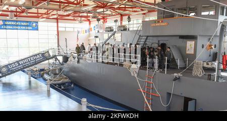 GREAT LAKES, Illinois (oct 11, 2022) – classe 1st du compagnon de Boatswain Alejandro Alarcon (à gauche) et classe Montemoino du compagnon de Boatswain 2nd, tous deux stationnés avec le commandement de l’école de génie de la guerre de surface des Grands Lacs, Guide North Chicago Community High School corps de formation des officiers juniors de la marine (NJROTC) cadets à bord de la maison scolaire Boatswain’s Mate USS WhiteHat lors d'une visite des Grands Lacs à la station navale (NAVSTA). NAVSTA Great Lakes dirige des visites d'engagement communautaire récurrentes avec le NJROTC, les scouts d'Amérique et d'autres groupes de jeunes et les écoles locales. Le NRJROTC se concentre sur le développement de la citoyenneté, agissant comme un Banque D'Images