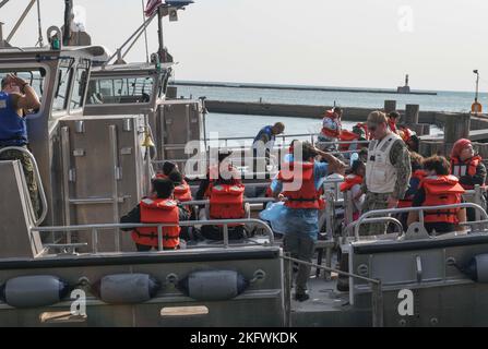 GREAT LAKES, Illinois (oct 11, 2022) – Assault Craft Unit One les marins effectuent une vérification de sécurité et de responsabilité avant de prendre les cadets du corps d'instruction des officiers juniors de la marine de l'école secondaire de la communauté de North Chicago (NJROTC) au lac Michigan à bord de patrouilleurs amphibies lors d'une excursion dans les Grands Lacs à la station navale (NAVSTA). NAVSTA Great Lakes dirige des visites d'engagement communautaire récurrentes avec le NJROTC, les scouts d'Amérique et d'autres groupes de jeunes et les écoles locales. Le NRJROTC met l'accent sur le développement de la citoyenneté, en servant de canal pour les possibilités et les bourses d'études. Banque D'Images