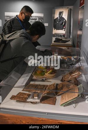 GREAT LAKES, Illinois (oct 11, 2022) – North Chicago Community High School corps de formation des officiers de la marine (NJROTC) les cadets exposent une exposition sur la nutrition navale au Musée national du marin américain Sailor lors d'une visite des Grands Lacs à la station navale (NAVSTA). NAVSTA Great Lakes dirige des visites d'engagement communautaire récurrentes avec le NJROTC, les scouts d'Amérique et d'autres groupes de jeunes et les écoles locales. Le NRJROTC met l'accent sur le développement de la citoyenneté, en servant de canal pour les possibilités et les bourses d'études. Banque D'Images