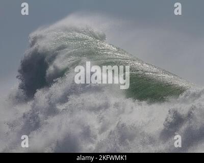 Grande vague verte de rupture détaillée. Côte portugaise du Nord. Banque D'Images