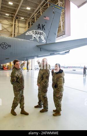 Bang. Le général Tracy Smith, adjudant-général adjoint, Air, et commandant de la Garde nationale aérienne de l'Alaska, le colonel Brian Kile, directeur de l'état-major interarmées, Garde nationale de l'Alaska, et le sergent-chef. Kim Groat, chef du commandement d’État de la Garde aérienne nationale de l’Alaska, visite les déployeurs de la 168th e Escadre et le groupe d’entretien pour entendre les commentaires des aviateurs. Smith, Kile et Groat prennent un moment pour prendre une photo près de la 168th Wing KC-135 Stratotanker et Polar Bear Tail. Le 168th est la première aile arctique offrant une portée mondiale rapide et des capacités de vigilance grâce au ravitaillement en air, à l'évacuation aéromédicale, à l'alerte aux missiles et au spa Banque D'Images