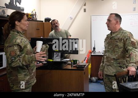 Bang. Le général Tracy Smith, adjudant-général adjoint, Air, et commandant de la Garde nationale aérienne de l'Alaska, le colonel Brian Kile, directeur de l'état-major interarmées, Garde nationale de l'Alaska, et le sergent-chef. Kim Groat, chef du commandement d’État de la Garde aérienne nationale de l’Alaska, visite les déployeurs de la 168th e Escadre et le groupe d’entretien pour entendre les commentaires des aviateurs. Le 168th est la première aile arctique offrant une portée mondiale rapide et des capacités de vigilance grâce au ravitaillement en air, à l'évacuation aéromédicale, à l'alerte aux missiles et à la sensibilisation au domaine spatial. La 168th e Escadre maintient une surveillance constante et un engagement constants de 24/7 pour la défense aérienne de North Ameri Banque D'Images