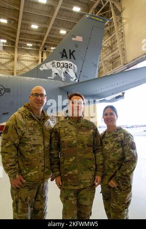 Bang. Le général Tracy Smith, adjudant-général adjoint, Air, et commandant de la Garde nationale aérienne de l'Alaska, le colonel Brian Kile, directeur de l'état-major interarmées, Garde nationale de l'Alaska, et le sergent-chef. Kim Groat, chef du commandement d’État de la Garde aérienne nationale de l’Alaska, visite les déployeurs de la 168th e Escadre et le groupe d’entretien pour entendre les commentaires des aviateurs. Smith, Kile et Groat prennent un moment pour prendre une photo près de la 168th Wing KC-135 Stratotanker et Polar Bear Tail. Le 168th est la première aile arctique offrant une portée mondiale rapide et des capacités de vigilance grâce au ravitaillement en air, à l'évacuation aéromédicale, à l'alerte aux missiles et au spa Banque D'Images