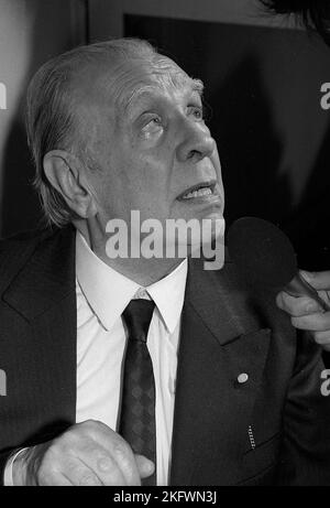 Jorge Luis Borges, écrivain argentin de fiction, lors d'une conférence à Buenos Aires, en Argentine Banque D'Images