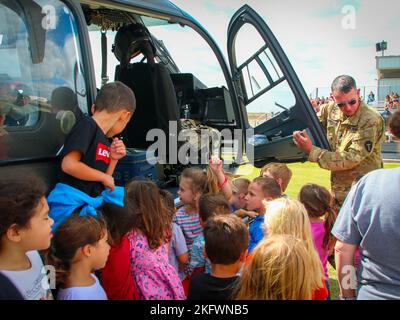 AUSTIN, Texas — Un agent spécial de la U.S. Drug Enforcement Administration parle avec des enfants du district scolaire indépendant de VeriBEST 11 octobre 2022, à VeriBEST, Texas, avec le soutien du Texas National Guard joint CounterDrug Task Force qui a apporté un hélicoptère LUH-72 Lakota et leur mascotte, « Enney the Eagle », pour visiter l'école pendant les activités de la semaine du ruban rouge. Chaque année, le programme Texas CounterDrug soutient les activités de sensibilisation et de prévention du ruban rouge de DEA dans les écoles de l’État. Banque D'Images