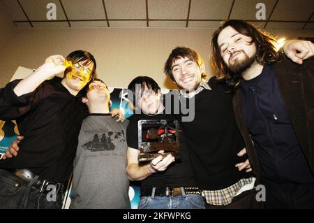 FUNERAL FOR A FRIEND, CÉRÉMONIE DE REMISE DES PRIX, 2004 : Funeral for A Friend remporte un prix de début de carrière Welsh Music Awards au Coal Exchange de Cardiff, le 20 février 2004. Photographie : ROB WATKINS. INFO : Funeral for a Friend est un groupe gallois de post-hardcore formé en 2001. Connus pour leur énergie intense et leurs paroles émotionnelles, ils gagnent en popularité avec des albums comme « Casually Dressed & Deep in conversation », avec des tubes comme « Juneau » et « Escape Artists Never Die ». Banque D'Images