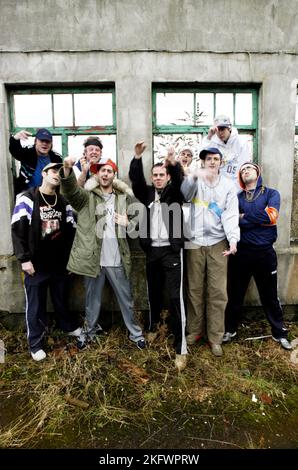 GOLDIE LOOKIN CHAIN, GROUPE COMPLET, LINE-UP ORIGINALE : Goldie Lookin Chain photographié à Newport, le 11 janvier 2004. Photographie : ROB WATKINS. INFO : Goldie Looking Chain est un groupe gallois de comédie rap formé en 2003. Connus pour leurs paroles humoristiques et leurs personnages distinctifs, ils ont gagné en renommée avec des tubes comme « Guns Don't Kill People, Rappers Do » et leur vision satirique de la culture hip-hop britannique. Banque D'Images