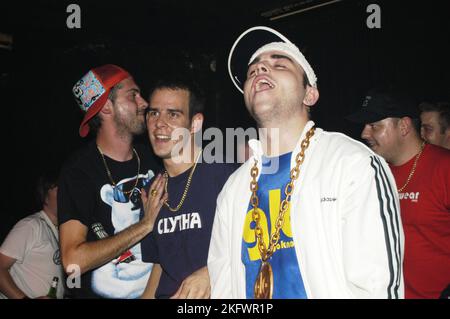 GOLDIE LOOKIN CHAIN, CONCERT, 2003 : Adam Hussain à un concert très précoce de Goldie Lookin Chain avant de signer pour leur contrat avec le Welsh Club à Cardiff, pays de Galles, Royaume-Uni le 18 septembre 2003. Photographie : ROB WATKINS. INFO : Goldie Looking Chain est un groupe gallois de comédie rap formé en 2003. Connus pour leurs paroles humoristiques et leurs personnages distinctifs, ils ont gagné en renommée avec des tubes comme « Guns Don't Kill People, Rappers Do » et leur vision satirique de la culture hip-hop britannique. Banque D'Images