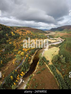 Vue aérienne d'automne de la rivière Feshie, parc national de Cairngorms, Écosse. Banque D'Images