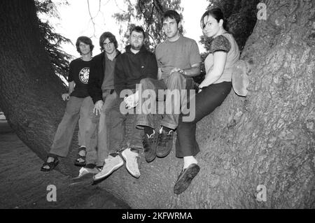 GORKY'S ZYGOTIC MYNCI photographies publicitaires prises à Cardiff, 30 juin 2003. Photographie : ROB WATKINS. INFO : Gorky's Zygotic Mynci, un groupe gallois psychédélique et indie rock actif du début des années 90 au début des années 2000, a conçu un son fantaisiste et éclectique. Des albums comme 'Barafundle' ont montré leur approche multilingue et influencée par le folk, ce qui les a rendus influents dans les scènes alternatives et indépendantes. Banque D'Images