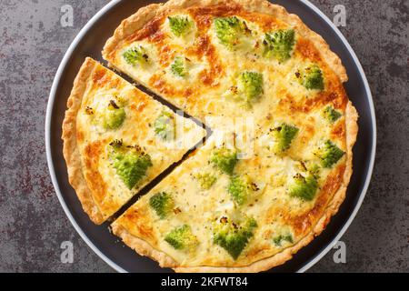 Quiche au fromage et au chou romanesco tartelez sur la plaque de la table. Vue horizontale du dessus Banque D'Images