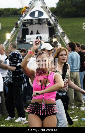 HOMELANDS FESTIVAL, MUSIQUE DE DANSE, 2003 : une jeune femme dans des vêtements de clubbing rose vif dans le champ principal, Radio 1 Stage. Homelands Festival, près de Winchester, mai 25 2003. Photographie : ROB WATKINS. INFO : Homelands Festival était un festival de musique électronique britannique de premier plan organisé en Angleterre à la fin des années 1990 et au début des années 2000 Célébrant la culture de la musique de danse, il a mis en vedette les meilleurs DJ et des groupes live dans des genres tels que la House, la drum and bass, et la techno, attirant des foules passionnées. Banque D'Images