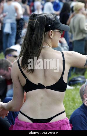 SOUTIEN-GORGE, STRING, CAP, SHADES, RAVER, WOMAN, HOMELANDS 2003 : Radio One Field Thonged Dancer au Homelands Festival près de Winchester, Angleterre, 24 mai 2003. Soutien-gorge noir, string, photographie : ROB WATKINS. INFO : Homelands Festival était un festival de musique électronique britannique de premier plan organisé en Angleterre à la fin des années 1990 et au début des années 2000 Célébrant la culture de la musique de danse, il a mis en vedette les meilleurs DJ et des groupes live dans des genres tels que la House, la drum and bass, et la techno, attirant des foules passionnées. Banque D'Images