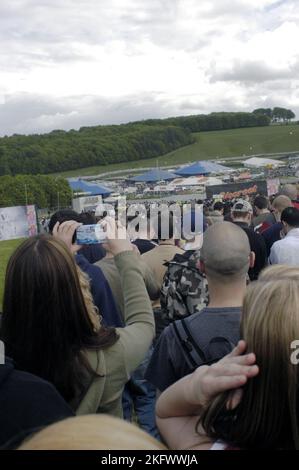 La foule entre sur le site. Homelands Festival près de Winchester, Angleterre, 24 mai 2003. Photographie : ROB WATKINS. INFO : Homelands Festival était un festival de musique électronique britannique de premier plan organisé en Angleterre à la fin des années 1990 et au début des années 2000 Célébrant la culture de la musique de danse, il a mis en vedette les meilleurs DJ et des groupes live dans des genres tels que la House, la drum and bass, et la techno, attirant des foules passionnées. Banque D'Images