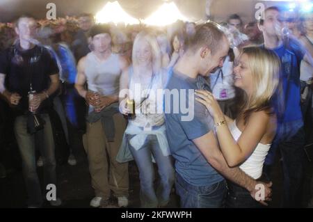 COUPLE ROMANTIQUE DANS LA FOULE : tente de danse au Homelands Festival près de Winchester, Angleterre, 24 mai 2003. Photographie : ROB WATKINS. INFO : Homelands Festival était un festival de musique électronique britannique de premier plan organisé en Angleterre à la fin des années 1990 et au début des années 2000 Célébrant la culture de la musique de danse, il a mis en vedette les meilleurs DJ et des groupes live dans des genres tels que la House, la drum and bass, et la techno, attirant des foules passionnées. Banque D'Images