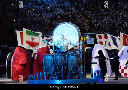 Al Khor, Qatar. 20th novembre 2022. Des artistes se produisent lors de la cérémonie d'ouverture de la coupe du monde de la FIFA au Qatar 2022 au stade Al Bayt à Al Khor, Qatar, le 20 novembre 2022. Credit: Han Yan/Xinhua/Alay Live News Banque D'Images