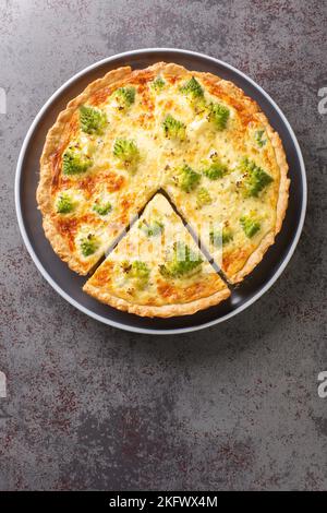 Brocoli romanesco maison et tarte au fromage en gros plan dans une assiette sur la table. Vue verticale du dessus Banque D'Images