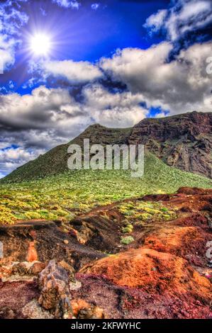 Nuages dans le ciel bleu et vert avec des montagnes aux beaux jours, la côte nord-ouest de Ténérife, près de Punto Phare Teno, Grande Canarie. Banque D'Images