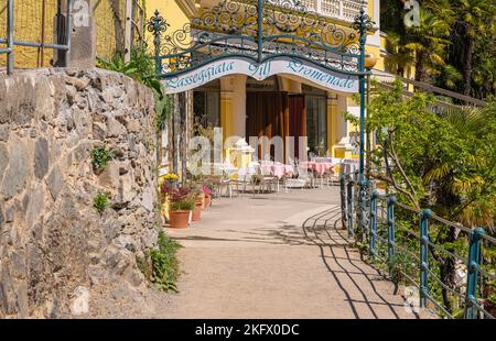 Promenade Tappeiner de Merano (Meran) dans la province du Tyrol du Sud au printemps - Trentin-Haut-Adige - Nord de l'Italie - 11 avril 2022 Banque D'Images