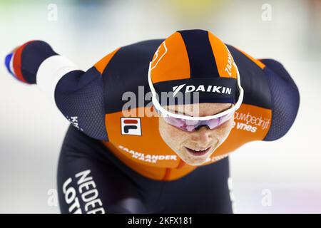 HERENVEEN - Marijke Groenewoud (NED) en action sur les 3000 mètres lors du deuxième tournoi de la coupe du monde de longue piste de l'UIP à Thialf. ANP VINCENT JANNINK Banque D'Images