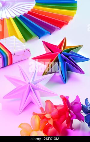 Étoiles en papier à l'origami arc-en-ciel aux couleurs vives. Couleurs de drapeau arc-en-ciel de la communauté LGBTQ. Décoration de Noël à la main. Étoiles de Noël faites soi-même en couleurs vives Banque D'Images