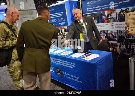 L’assemblée annuelle de l’Association of the United States Army (AUSA) est le plus grand forum d’exposition sur la puissance terrestre et de développement professionnel en Amérique du Nord. La réunion de cette année, qui s’est tenue du 10 au 12 octobre, a présenté des présentations sur l’état de l’Armée de terre, des tables rondes et des séminaires sur des sujets militaires et de sécurité nationale, plus de 700 exposants et une variété d’événements de réseautage à la disposition de tous les participants. Parmi les exposants, on compte BENEFEDS et le ministère des anciens Combattants. Parmi les autres exposants, mentionnons Soldier for Life, Army Retirement Services, MyArmyBenefits, l'Armée de terre et Air Force Exchange Serv Banque D'Images