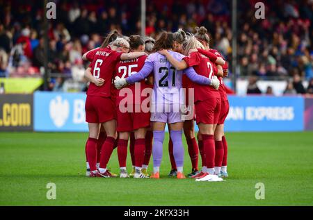 Crawley, Royaume-Uni. 20th novembre 2022. Les joueurs de Liverpool se réunissent avant le match de la Super League féminine de la FA entre les femmes Brighton & Hove Albion et les femmes Liverpool au stade People's Pension de 20 novembre 2022 à Crawley, au Royaume-Uni. (Photo de Jeff Mood/phcimages.com) Credit: PHC Images/Alamy Live News Banque D'Images