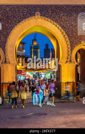 Bab Bou Jeloud - une des portes principales de la médina de Fès au Maroc, Banque D'Images