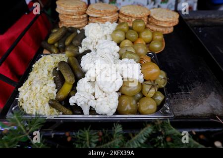 Profondeur de champ peu profonde (mise au point sélective) détails avec cornichons (concombre, chou-fleur) sur un marché agricole européen en Roumanie. Banque D'Images