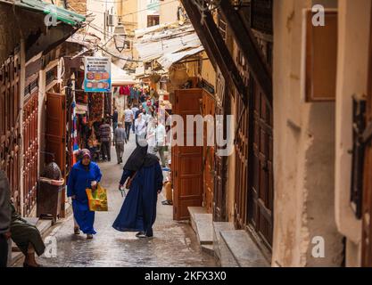 Ruelles étroites dans la médina de Fès au Maroc, Banque D'Images