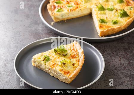 Quiche au fromage et au chou romanesco tartelez sur la plaque de la table. Horizontale Banque D'Images