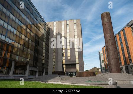 Charleroi, Belgique, 11 novembre 2022. Le ministère des Finances avec la colonne Martin Ankh Banque D'Images