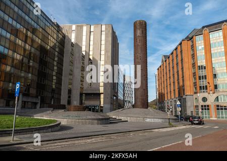 Charleroi, Belgique, 11 novembre 2022. Le ministère des Finances avec la colonne Martin Ankh Banque D'Images