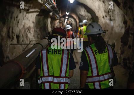 Les représentants des intervenants de la sécurité et les premiers intervenants effectuent une inspection de la sécurité afin d'identifier et d'éliminer les dangers à travers les tunnels lors de la visite de sécurité des intervenants du Red Hill Bulk Fuel Storage Facility (RHBFSF) à Halawa, à Hawaï, le 12 octobre 2022. La Force opérationnelle conjointe de Red Hill a été créée par le ministère de la Défense pour assurer le ravitaillement en carburant sécuritaire et rapide de la FPSR. Banque D'Images