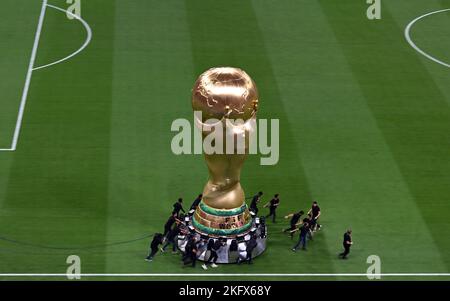 Al Chaur, Qatar. 20th novembre 2022. Football, coupe du monde 2022 au Qatar, Qatar - Equateur, première ronde, Groupe A, Matchday 1, Match d'ouverture au stade Al-Bait, un trophée surdimensionné est mis en place dans l'arène. Crédit : Robert Michael/dpa/Alay Live News Banque D'Images