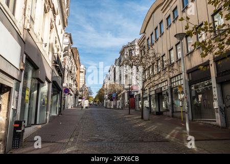 Charleroi, Belgique, 11 novembre 2022. La rue de montagne est une grande rue commerçante. Banque D'Images