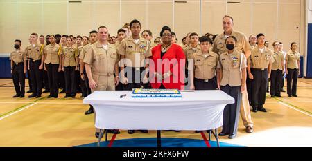 AGANA HEIGHTS, Guam (oct 13, 2022) - région mixte Marianas Commandant SMA arrière. Benjamin Nicholson se joint au corps d’instruction des officiers de réserve juniors de la Marine (JROTC) de l’école secondaire de Guam (SGH) pour commémorer l’anniversaire de la Marine américaine de 247th à l’école le 13 octobre. Au cours de sa visite au SGH, Nicholson a parlé avec les étudiants des contributions importantes qu'ils apportent en tant que membres de la famille du DoD et a répondu aux questions sur une carrière dans l'armée. (É.-U. Photos de la marine par Shaina O’Neal) Banque D'Images