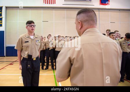 AGANA HEIGHTS, Guam (oct 13, 2022) - région mixte Marianas Commandant SMA arrière. Benjamin Nicholson se joint au corps d’instruction des officiers de réserve juniors de la Marine (JROTC) de l’école secondaire de Guam (SGH) pour commémorer l’anniversaire de la Marine américaine de 247th à l’école le 13 octobre. Au cours de sa visite au SGH, Nicholson a parlé avec les étudiants des contributions importantes qu'ils apportent en tant que membres de la famille du DoD et a répondu aux questions sur une carrière dans l'armée. (É.-U. Photos de la marine par Shaina O’Neal) Banque D'Images